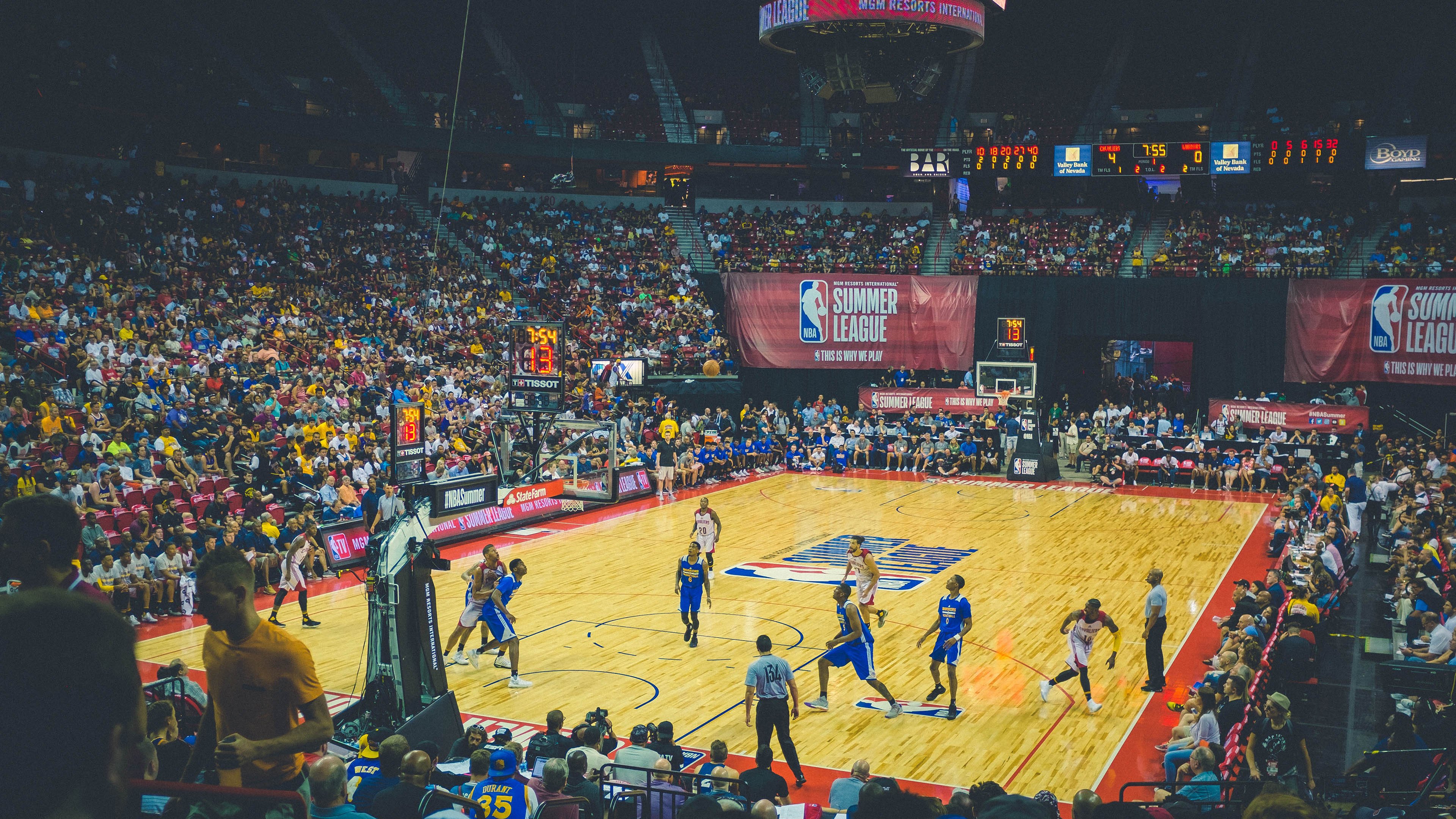 防守区域重叠协同力度大,队形控制突出,区域联防防守