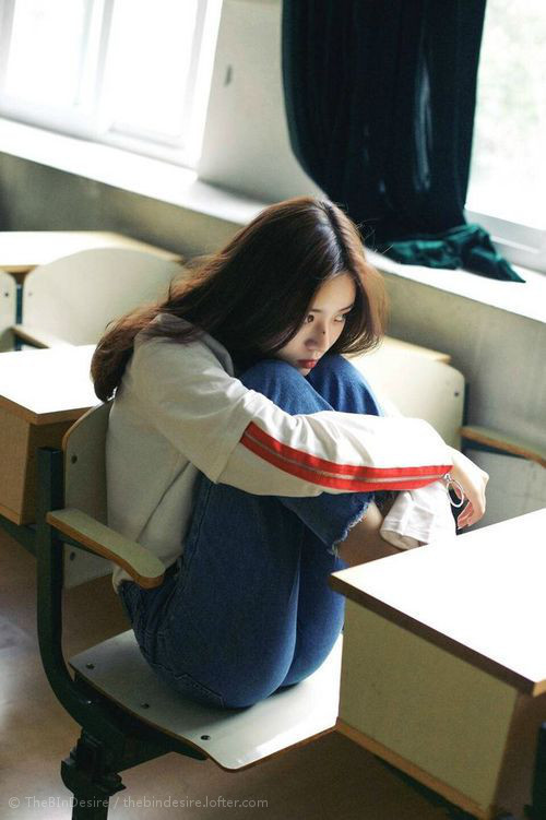 “火热每一秒：激燃的赛车激情”，赛车激烈角逐的场面描写